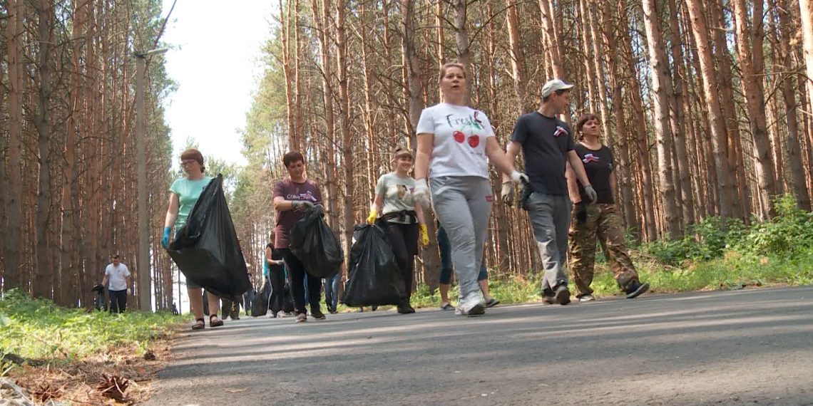 В канун Дня России коллективы организаций провели большой субботник в Сосновом бору