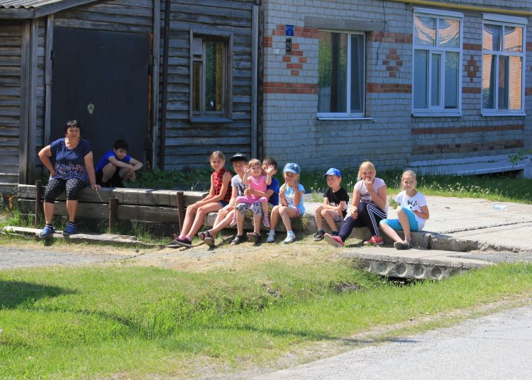 В День России артисты привезли праздник жителям микрорайонов
