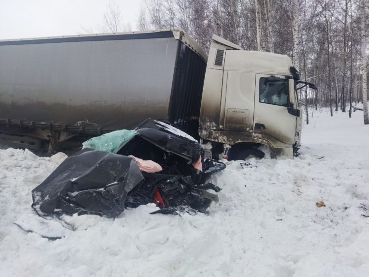 Водитель легкового автомобиля погиб в результате ДТП на 205-м километре автодороги Тюмень-Омск