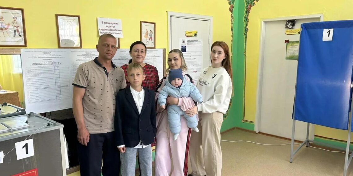 В День многодетной семьи Журавлёвы из Голышманово проголосовали всем составом
