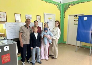 В День многодетной семьи Журавлёвы из Голышманово проголосовали всем составом