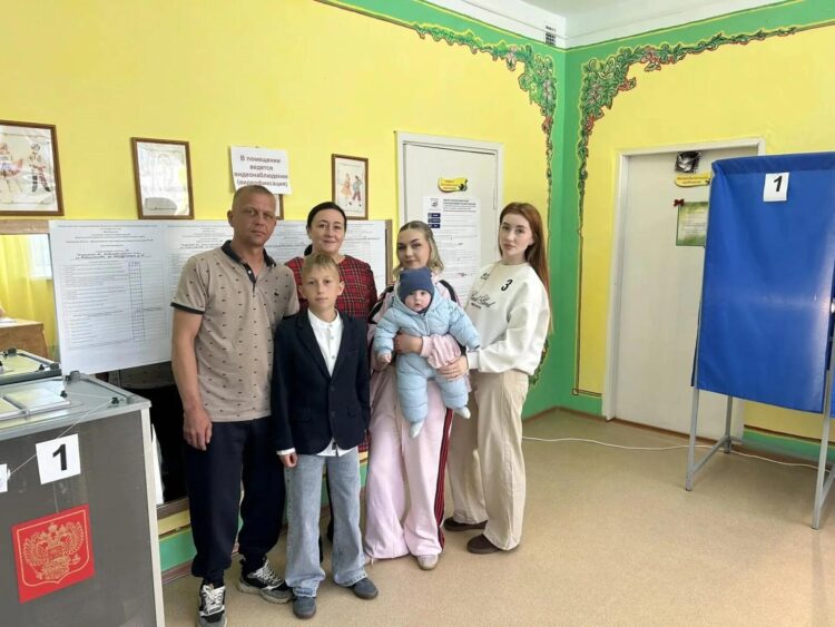 В День многодетной семьи Журавлёвы из Голышманово проголосовали всем составом