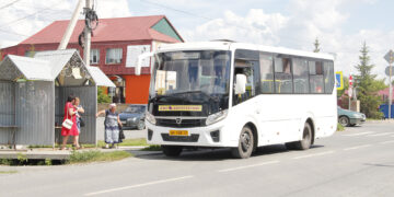 Александр Моор поздравил с профессиональным праздником работников автомобильного и городского пассажирского транспорта